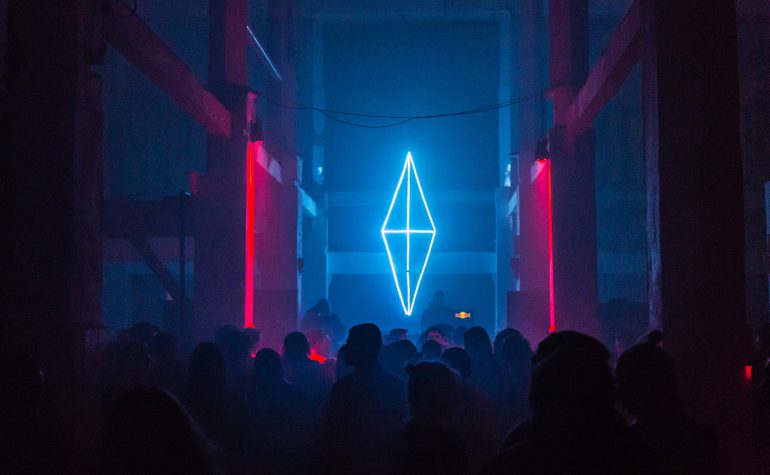 Feest DJ, locatie, en versnaperingen: een stappenplan